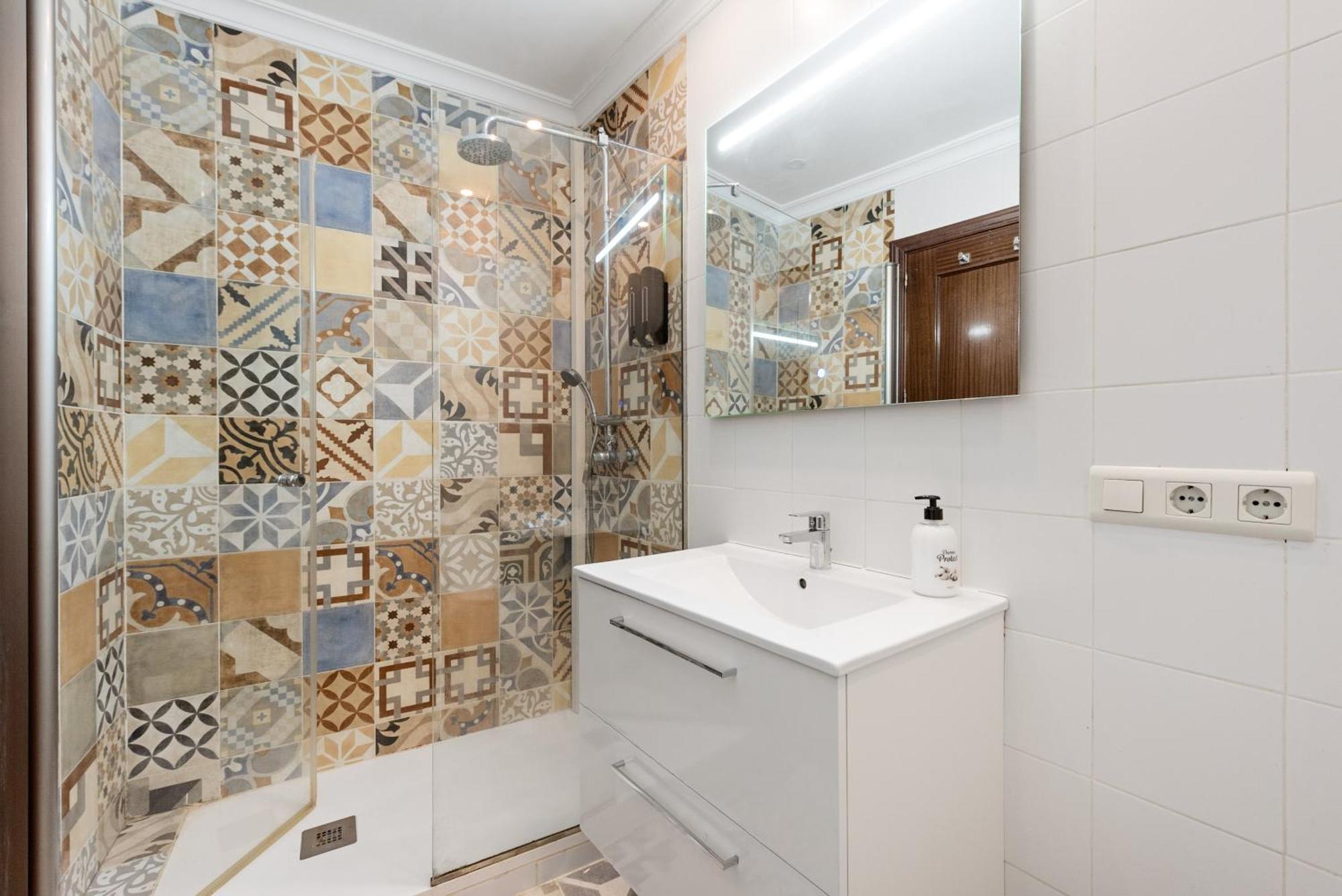 Urbanchicmalaga 2Bedroom Oasis In Historic Malaga Centre Exterior photo